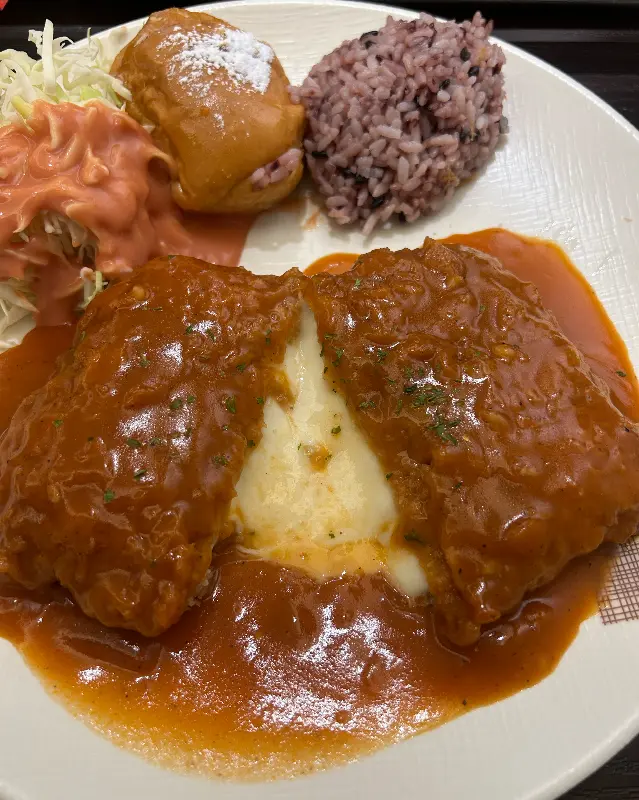 치즈가 듬뿍 들어간 치즈 돈까스