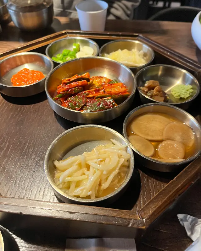 정갈하게 차려진 함돈의 한 상