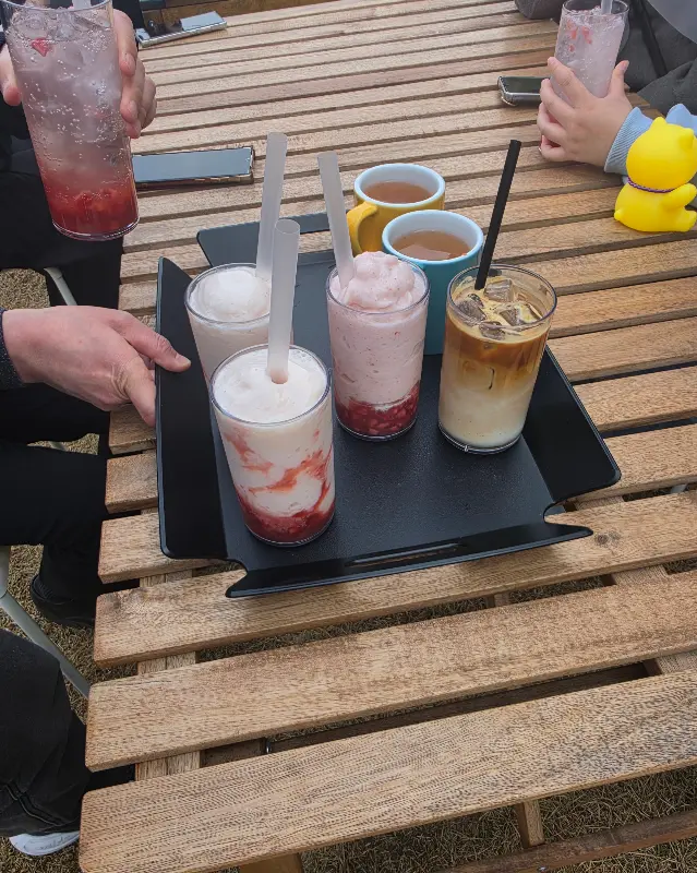 테이블에 놓인 음료