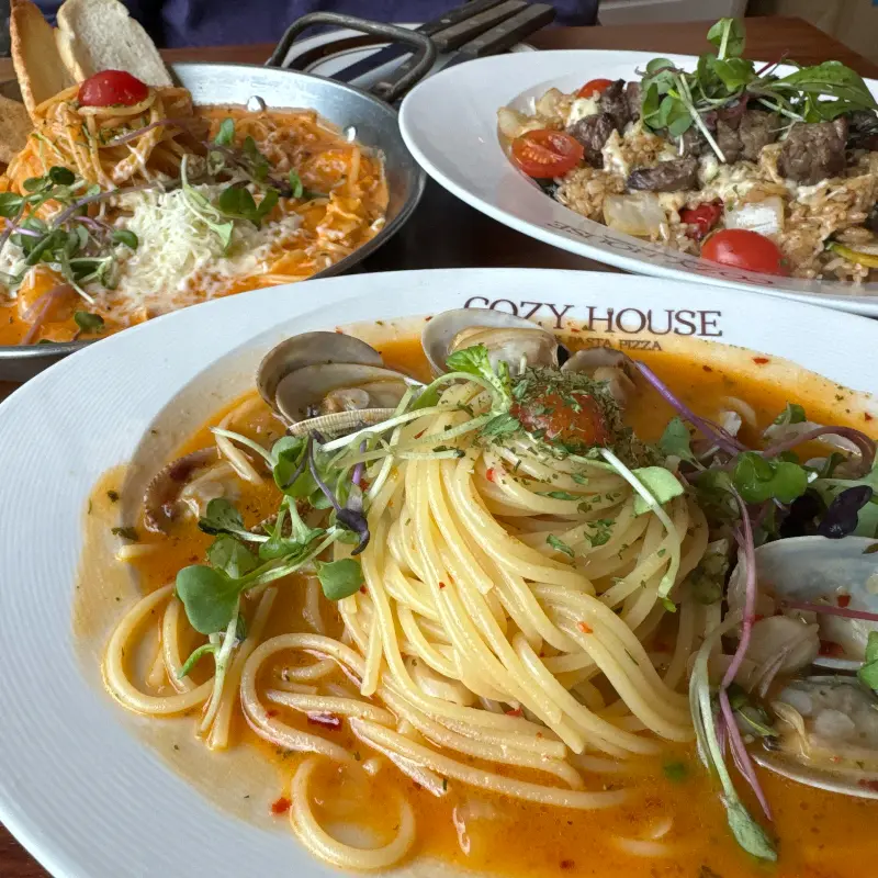 다양한 메뉴가 담긴 테이블