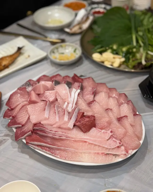 두툼한 회 한 점