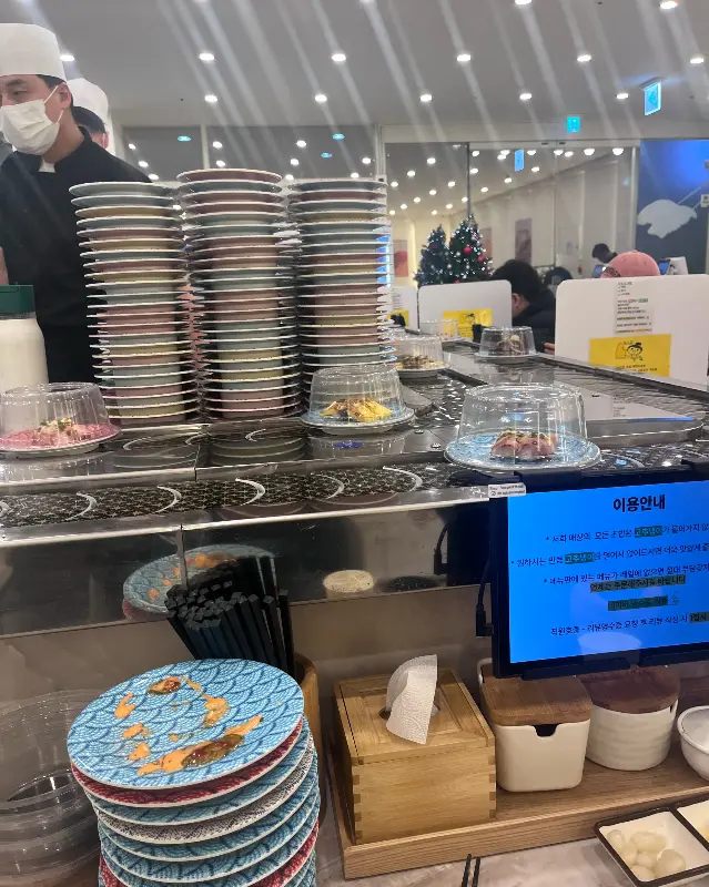 레일 위를 가득 채운 형형색색의 초밥 접시들