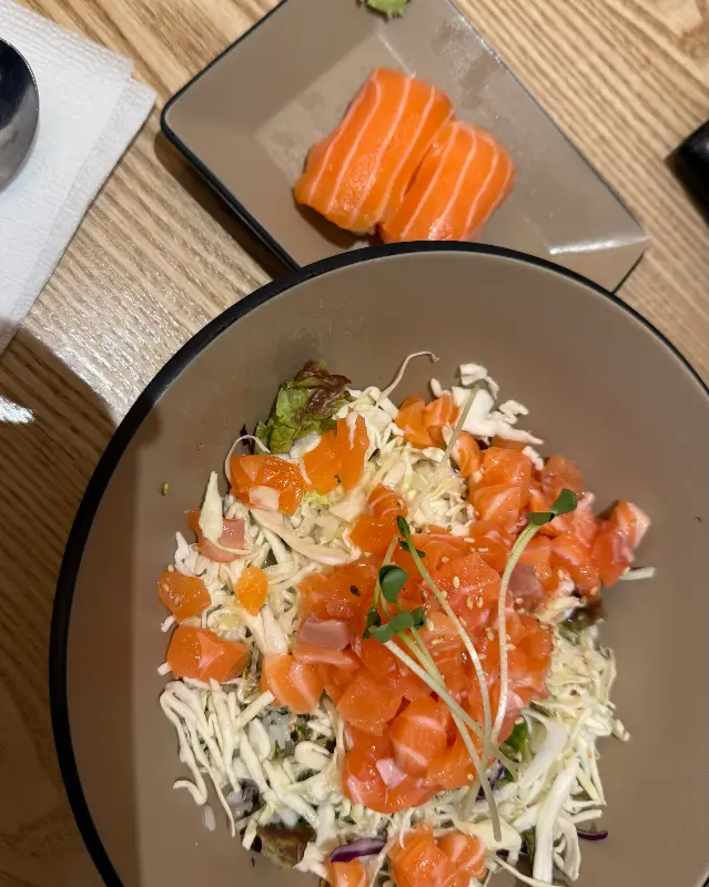 신선한 연어와 채소가 어우러진 덮밥