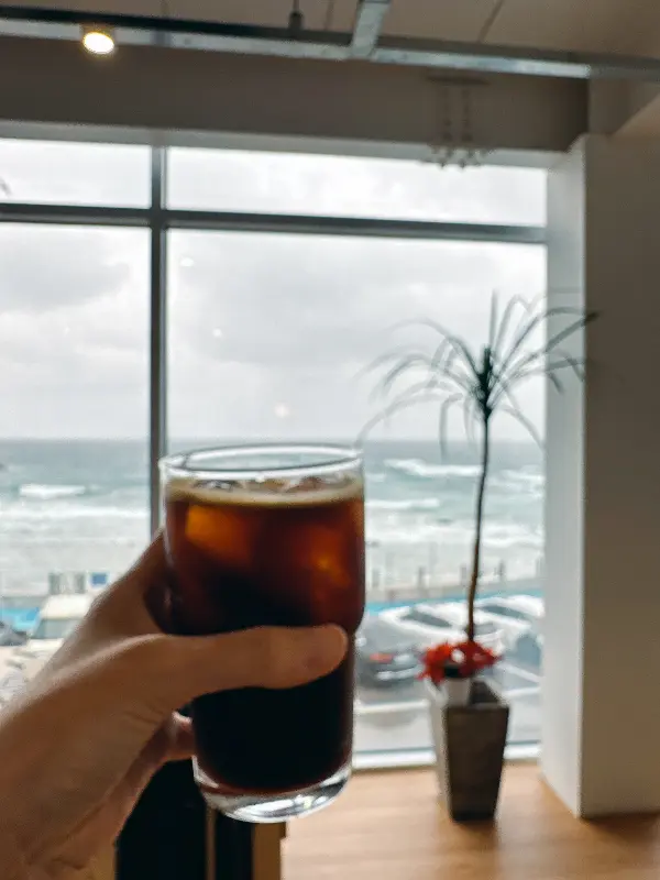 아이스 아메리카노와 바다