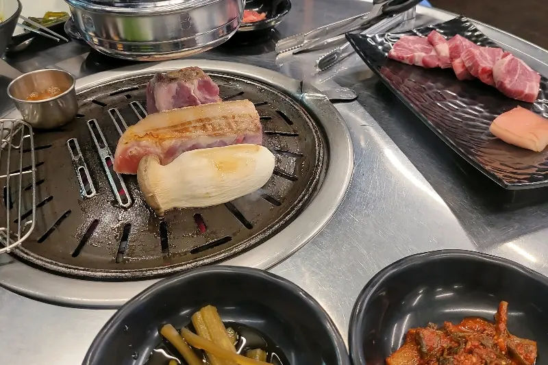 숯불 위에서 익어가는 흑돼지