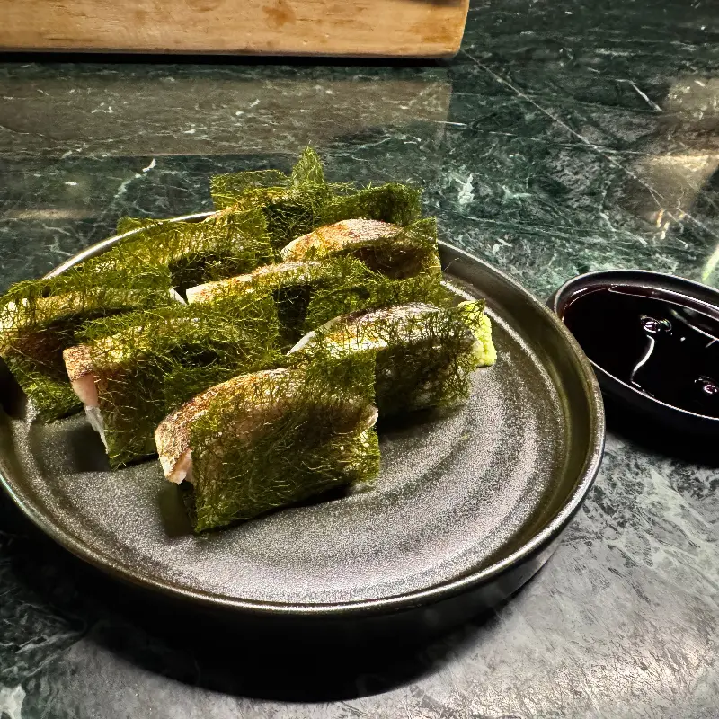 김으로 감싼 고등어 봉초밥