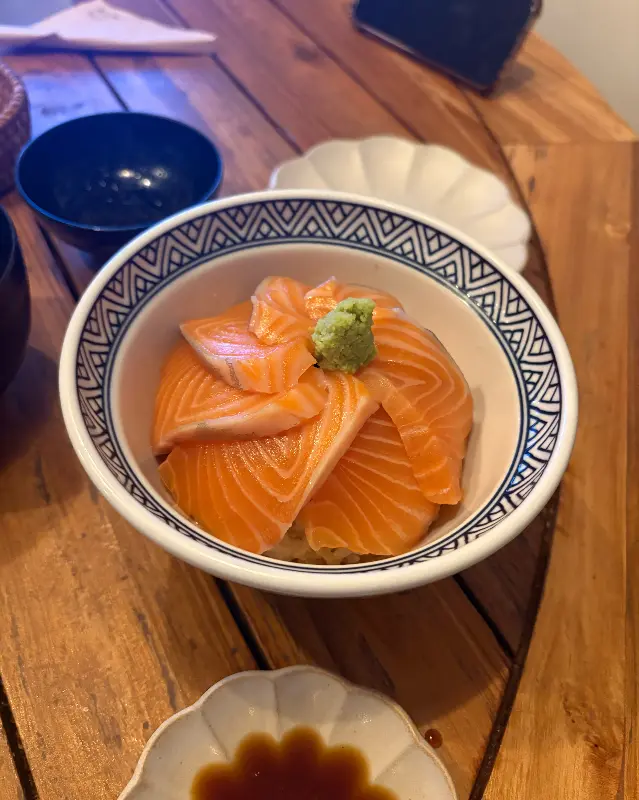 윤기가 흐르는 사케동