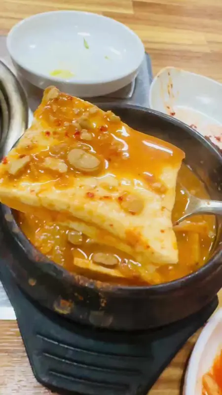 뚝배기에 담긴 두부 요리의 모습이 보인다.