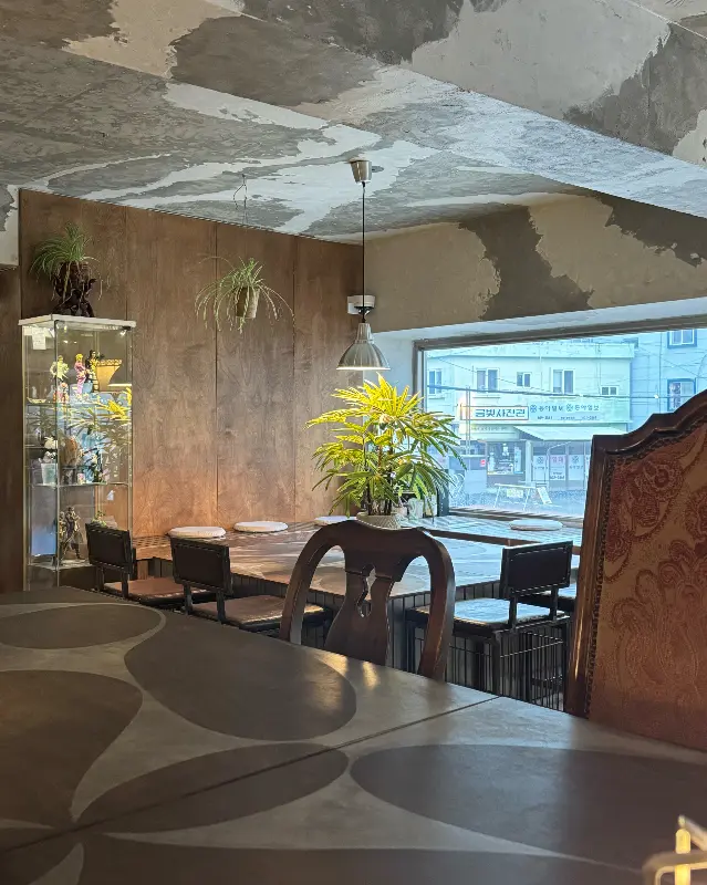 앤티크 가구와 은은한 조명이 만들어내는 아늑한 분위기