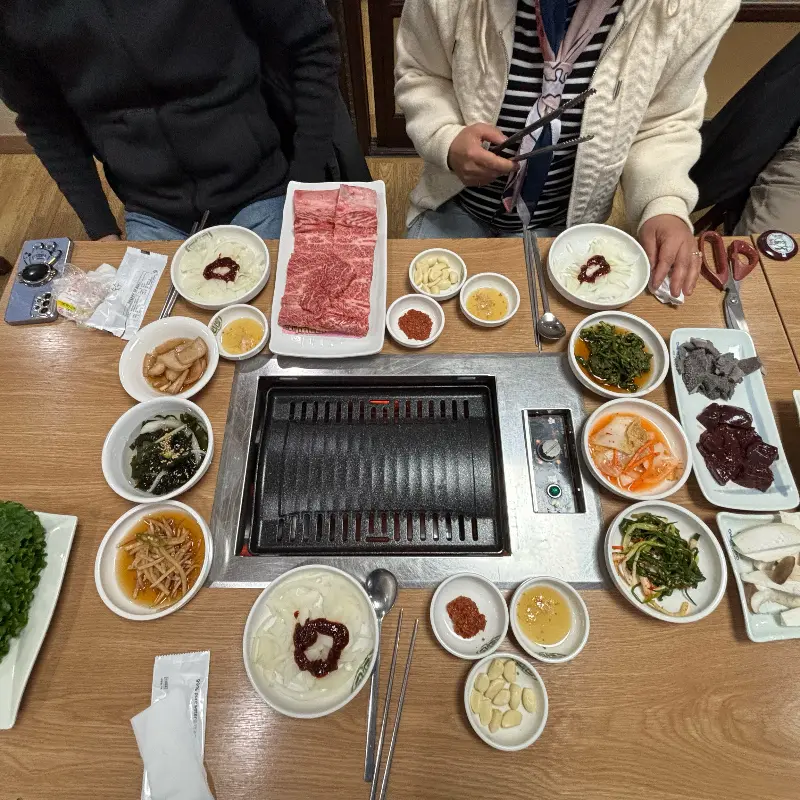 푸짐하게 차려진 한 상