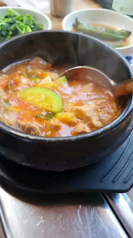 뚝배기에 담긴 찌개가 보글보글 끓고 있다.