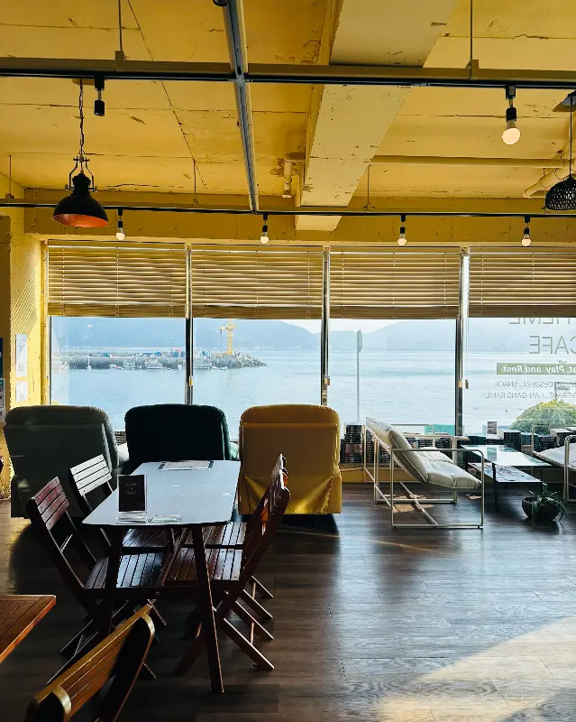 저녁 노을이 지는 시간, 바다를 바라보며 즐기는 여유로운 시간