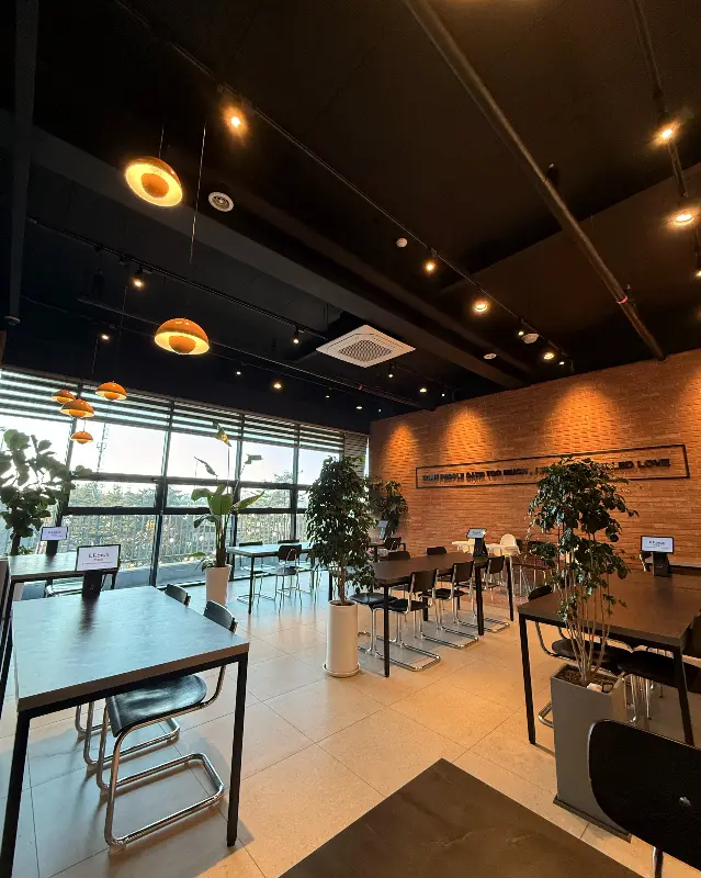 넓고 쾌적한 2층 레스토랑 내부