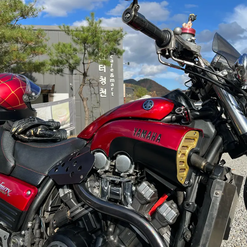 카페 앞에 주차된 바이크