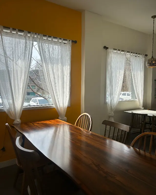 카페 문의 넓은 테이블