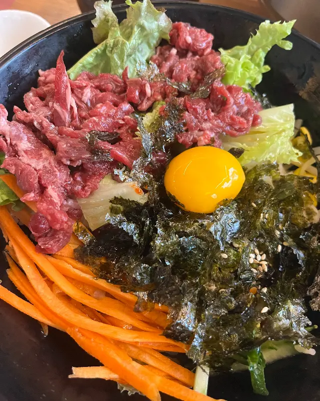 신선한 육회가 듬뿍 올려진 육회비빔밥