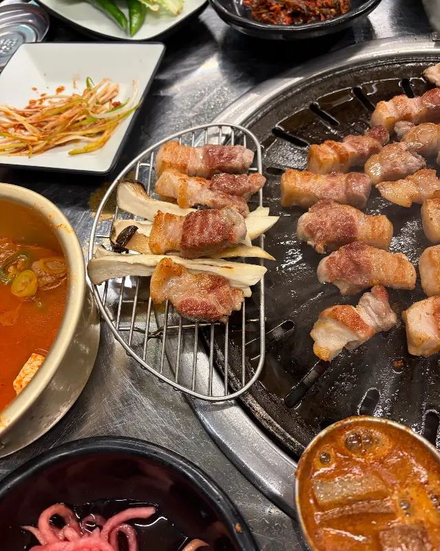 다양한 곁들임과 흑돼지