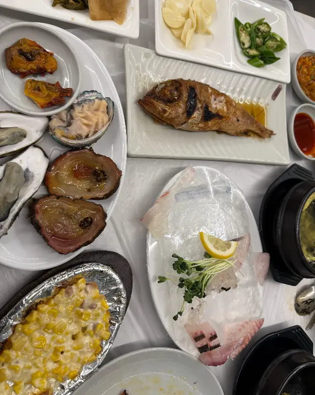 다채로운 밑반찬 구성