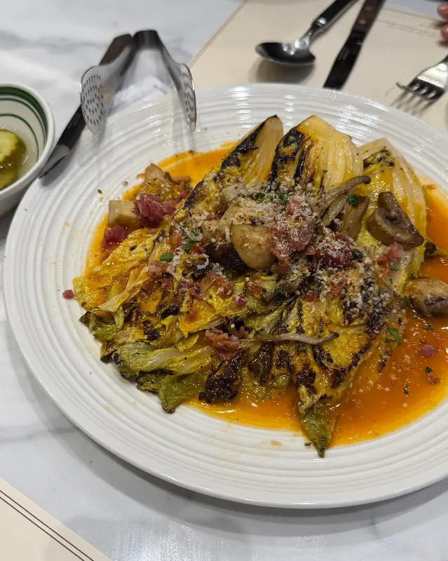 구운 알배추 샐러드의 독특한 비주얼