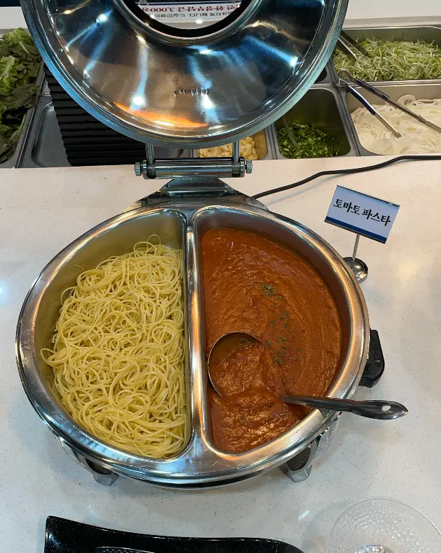 셀프바에 준비된 토마토 파스타