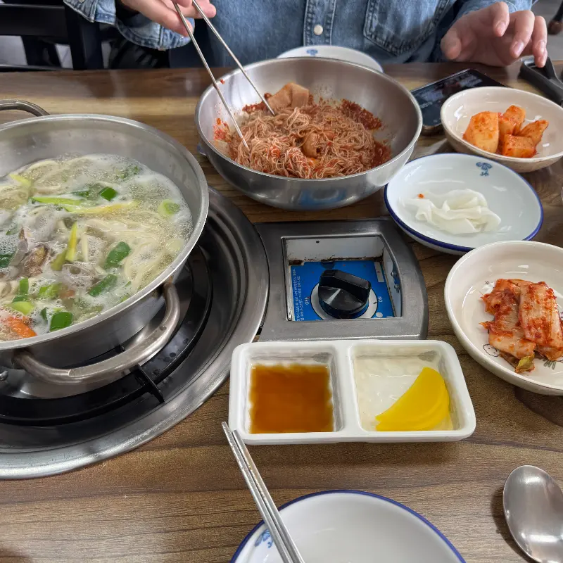 수제비와 수육무침, 만두 한 상 차림