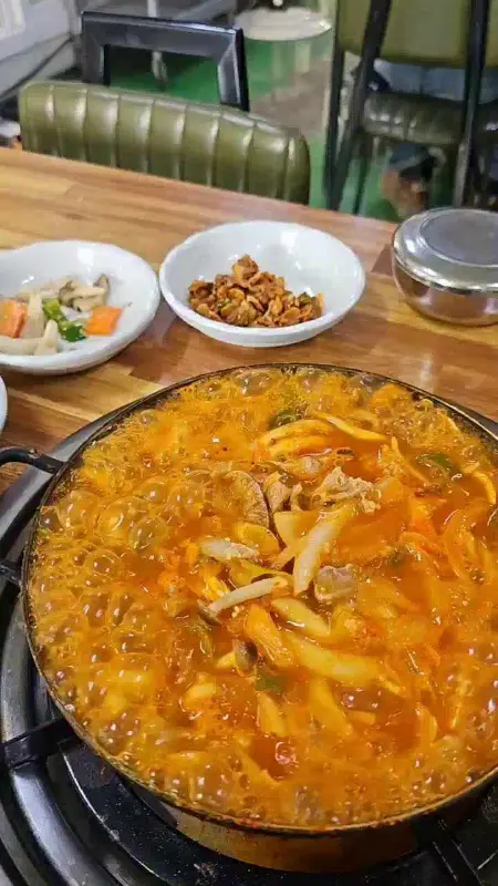 보글보글 끓는 돼지찌개