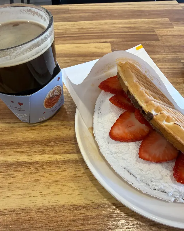 딸기가 올려진 와플과 커피