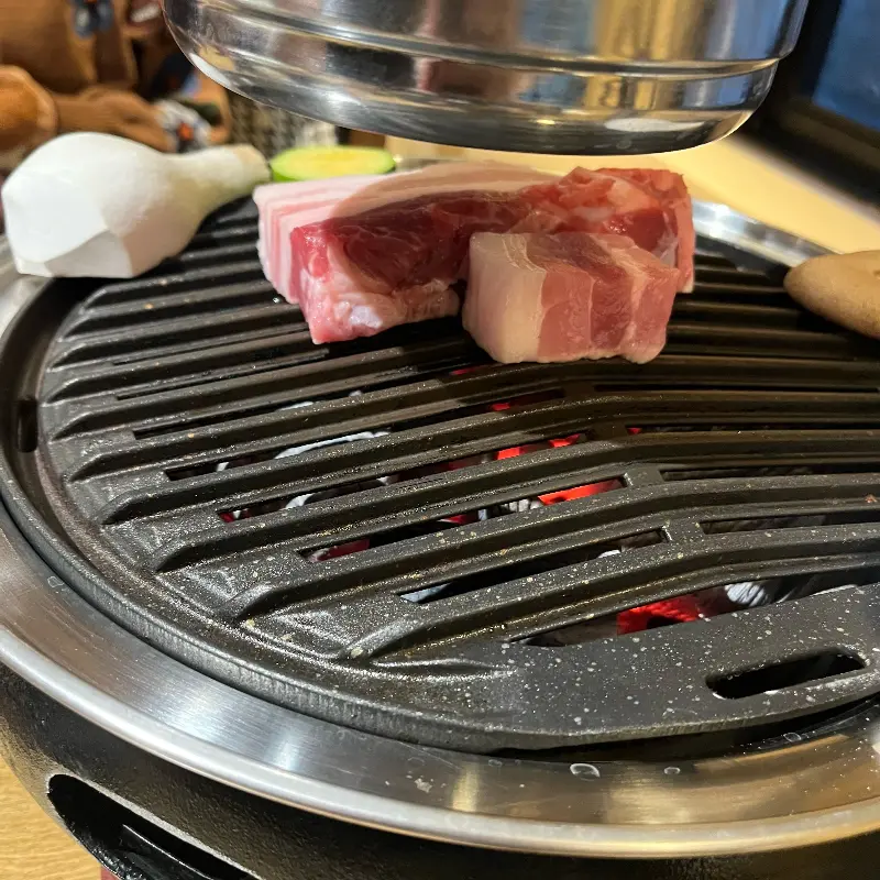 고기 한 점과 곁들임 채소를 함께