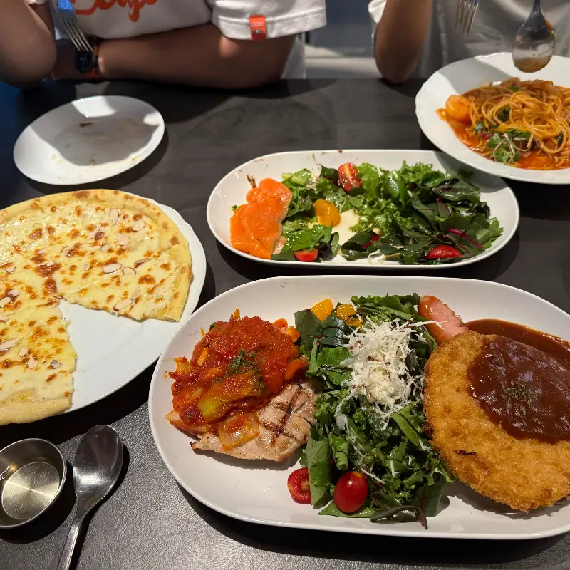 레스토랑 메뉴 (피자, 샐러드, 스테이크)