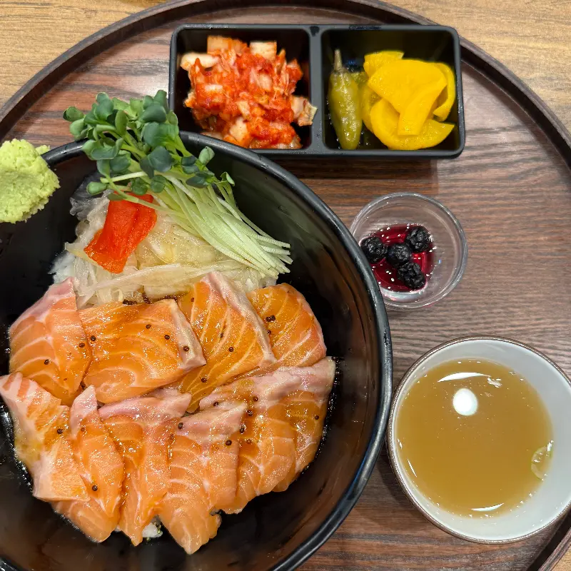 신선함이 느껴지는 연어 덮밥