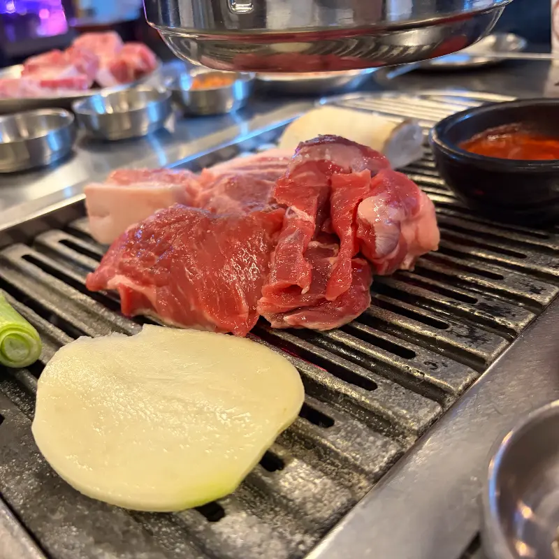 불판 위에서 맛있게 익어가는 주먹고기