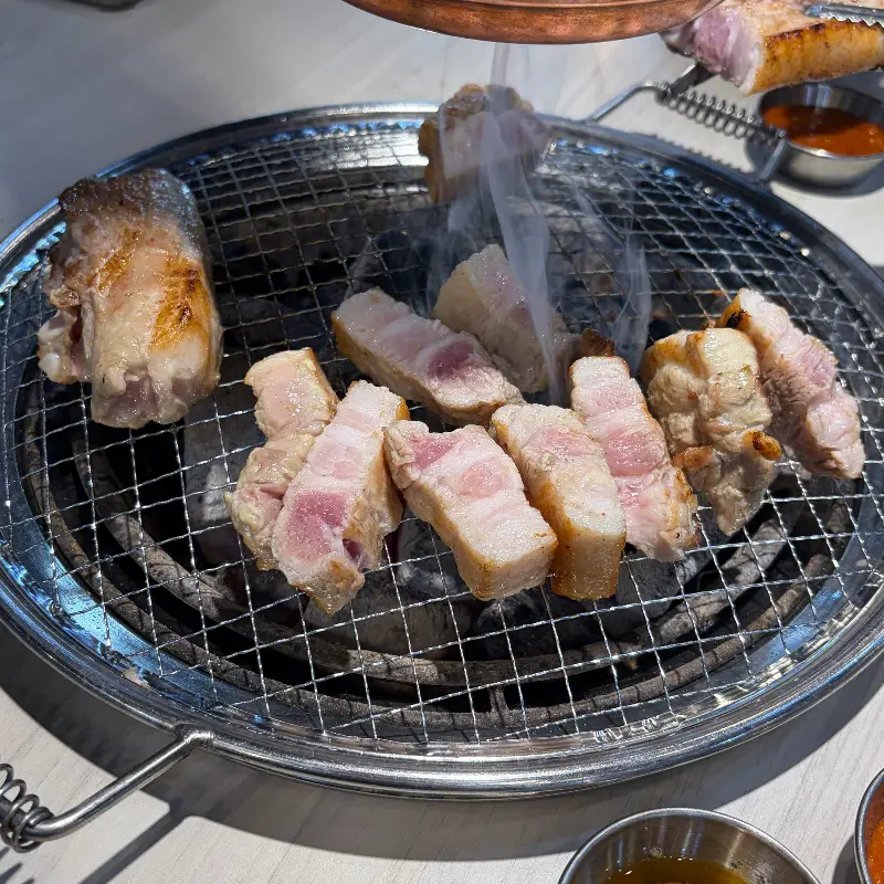 숯불 위에서 익어가는 삼겹살