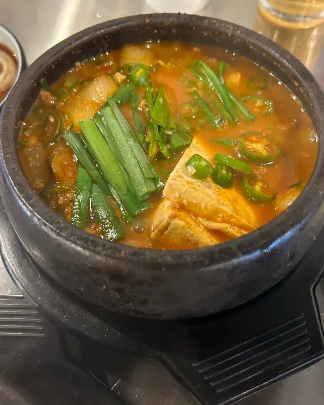 뚝배기에 담겨 보글보글 끓는 된장찌개