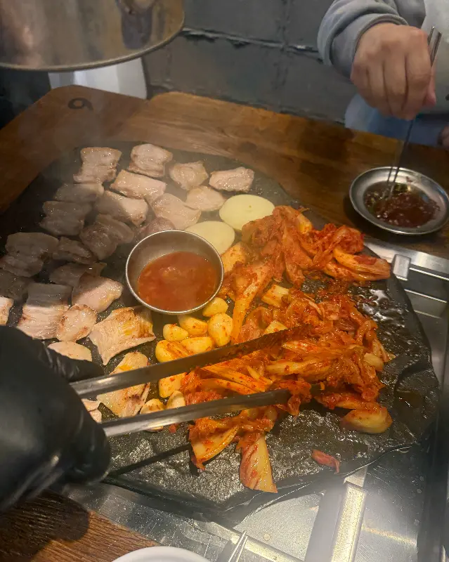 돌판 위에 푸짐하게 차려진 고기 한 상