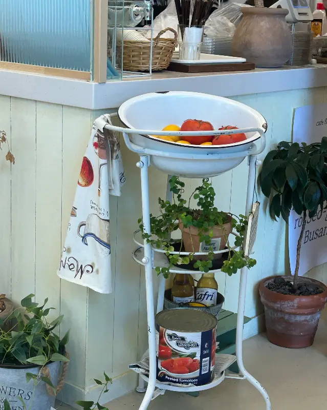 플루어 내부에 놓인 아기자기한 소품들