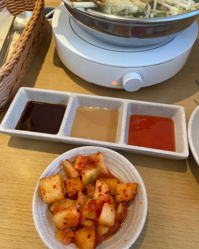 다양한 소스와 깍두기