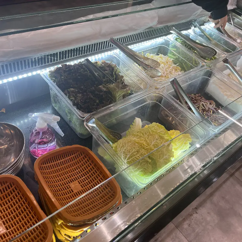 신선한 쌈 채소가 가득한 샐러드바