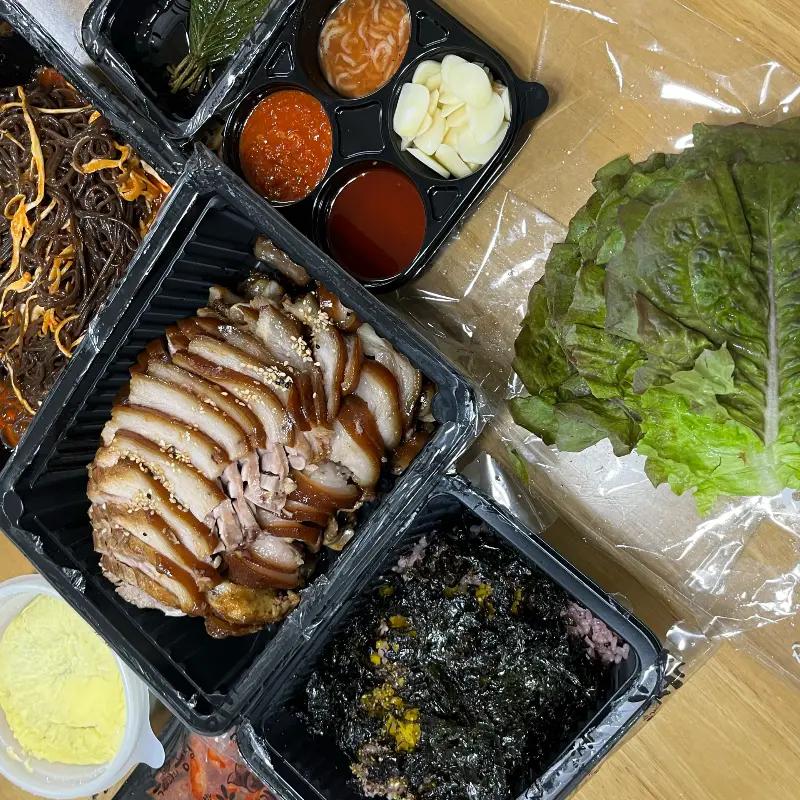 푸짐하게 차려진 족발 한 상