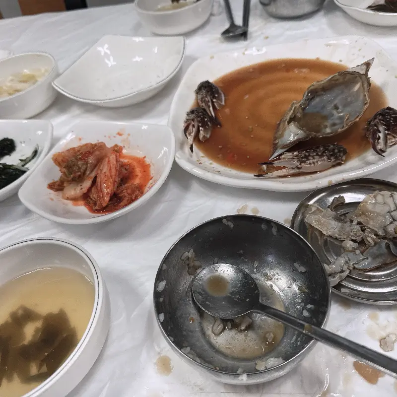 게딱지에 밥을 비벼먹는 모습