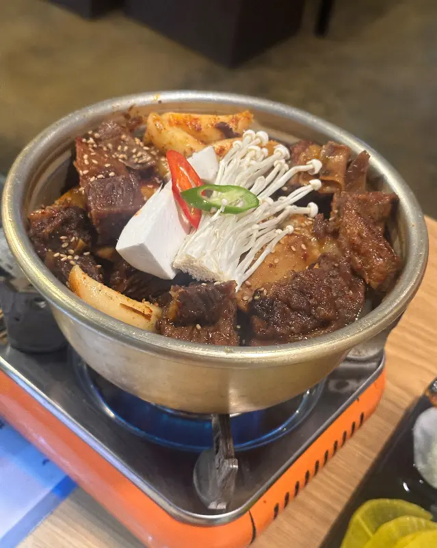 보글보글 끓는 크림 소갈비찜