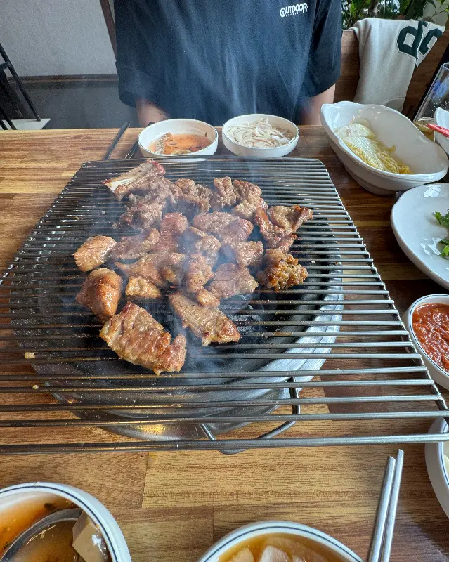 맛있게 구워진 돼지갈비
