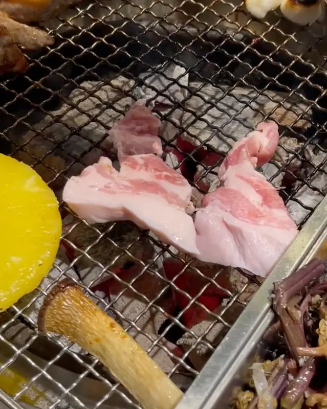 육담 퇴계점 불판 위의 삼겹살