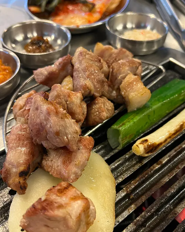 직원분이 직접 구워주는 뭉텅 주먹고기