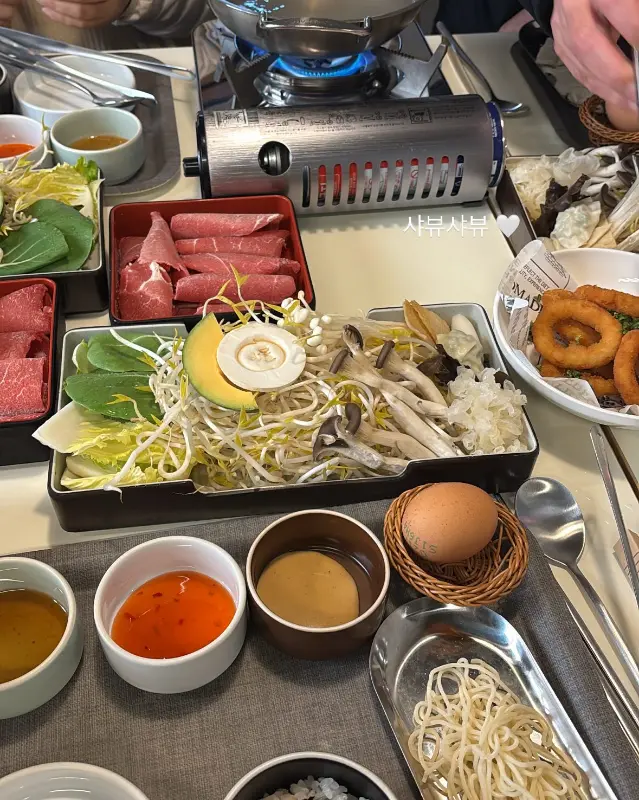 테이블 위에 차려진 샤브샤브 한 상 차림