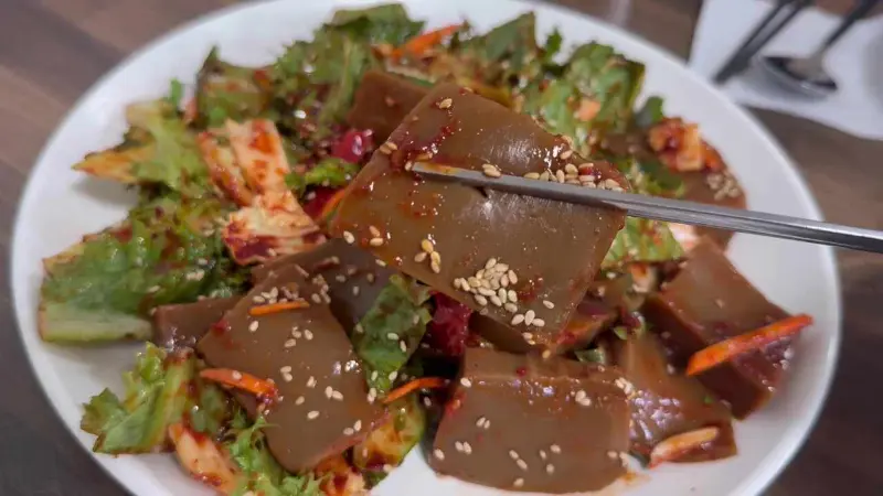 매콤한 양념이 매력적인 도토리묵무침