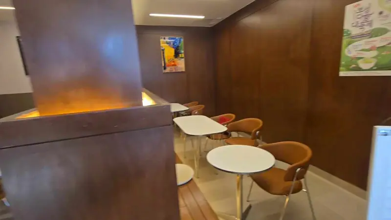 깔끔하고 모던한 텐퍼센트 커피 내부 인테리어