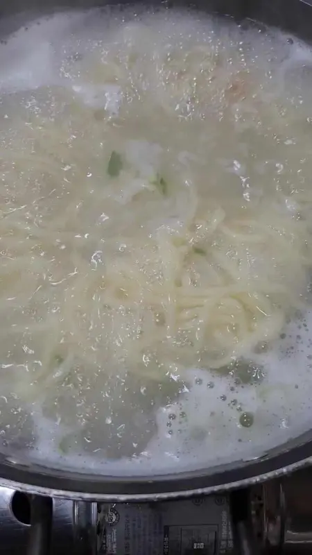 보글보글 끓고 있는 칼국수 면발