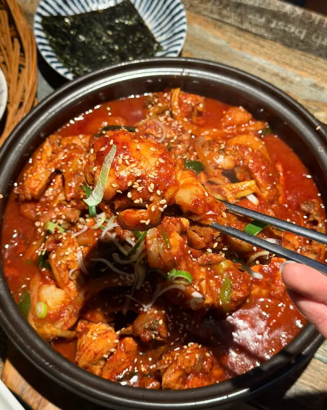 맛깔스러운 닭볶음탕 한 젓가락