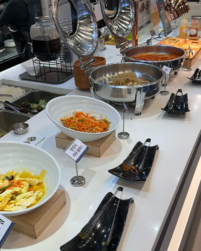 깔끔하게 정돈된 샐러드바