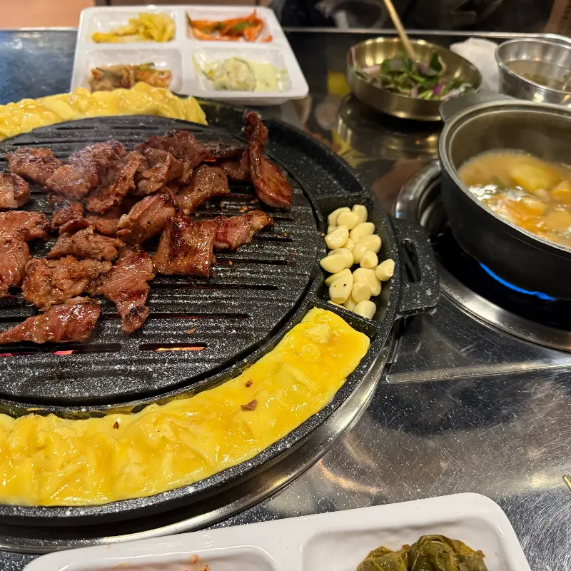 불판 가득 차려진 음식들